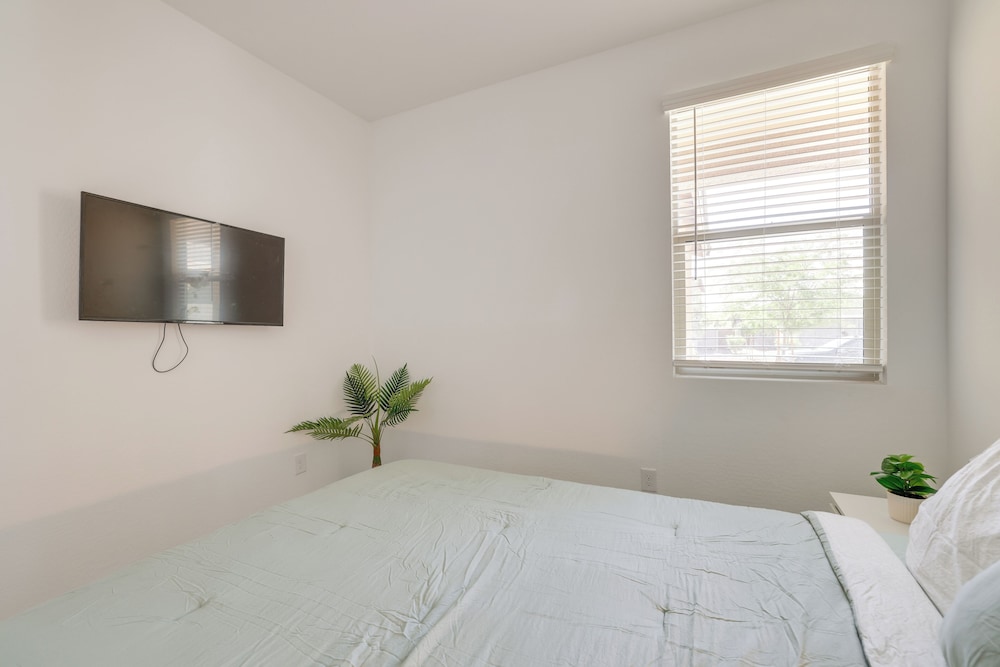 10 Mi to Downtown: Suburban Phoenix Home