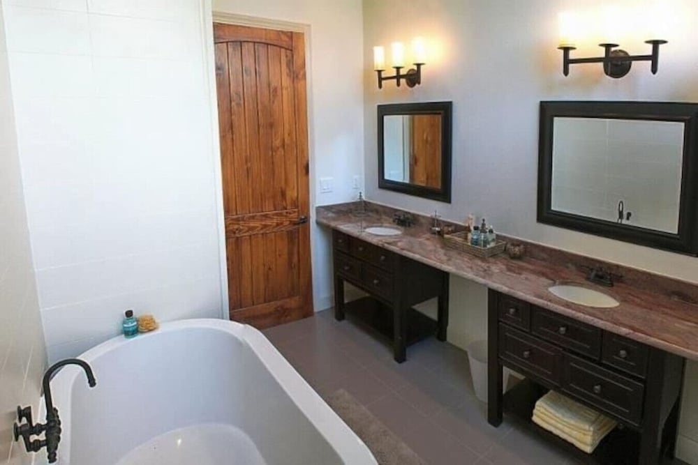 Spectacular 4BR Mountain Home Sleeps 12