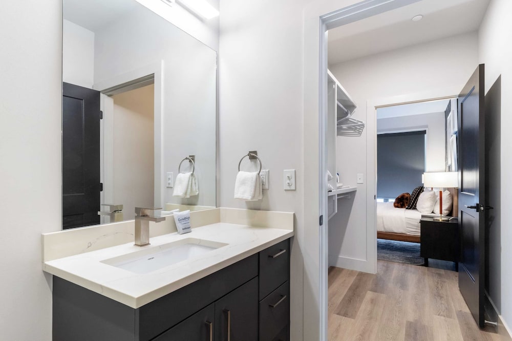 Sleeps 42 7 Modern Midtown Apartments w/ Gym + Pool Walkable to Shops & Eats