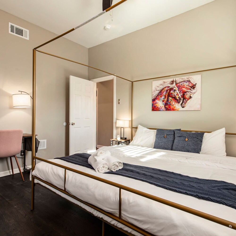 Historic Cozysuites 4BR 2BA With Modern Touches - Image 5