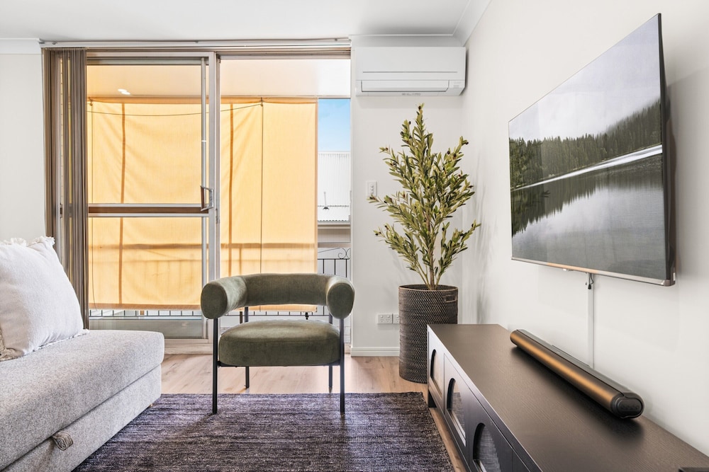 Elegant 2-bed With Balcony by Parks and Amenities