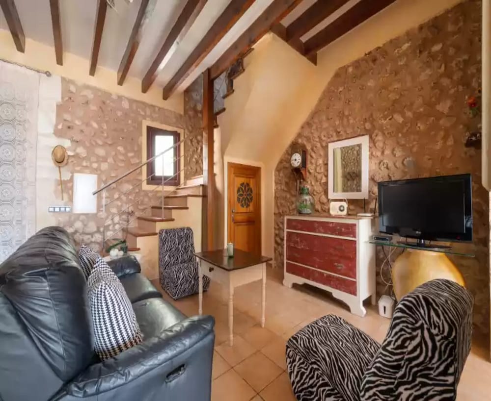 Villa in Buger With Pool & Mountain Views