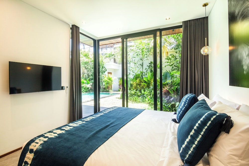Seaside Escape: 4BR Villa, 190m to Canggu Beach