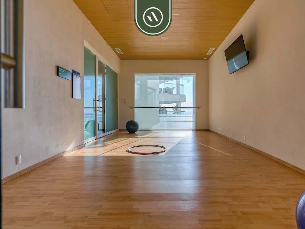 New Oceanfront 2 BR Condo - Gym - Beach - Pool