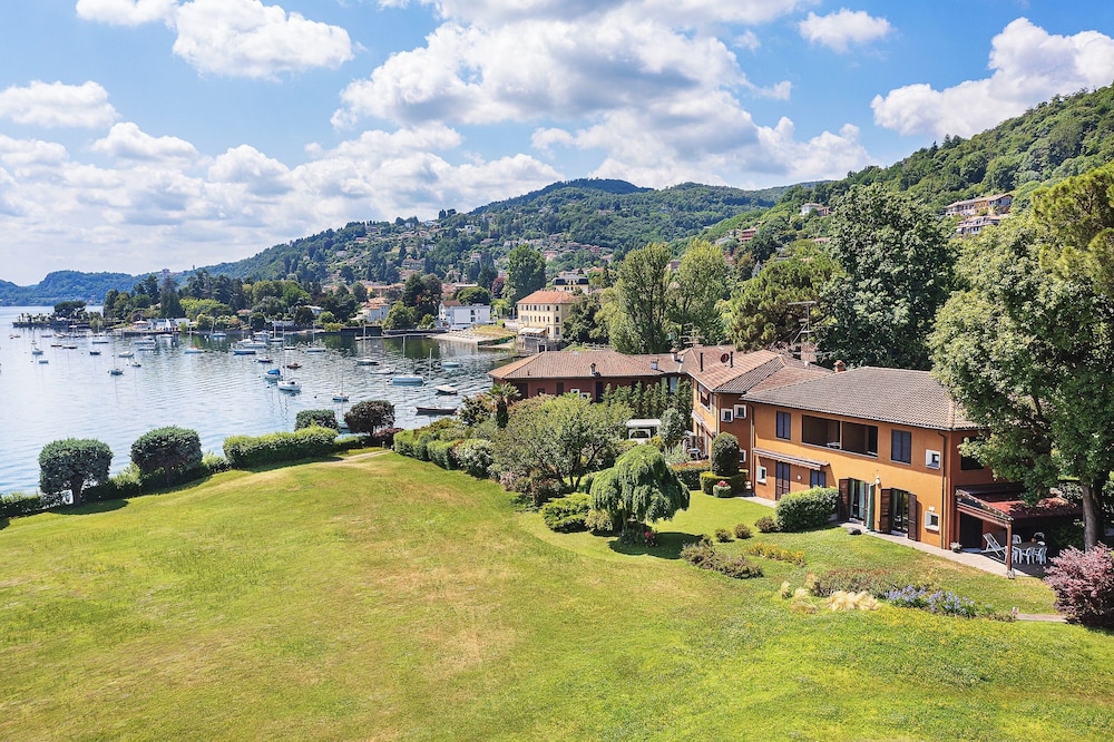 Lakefront Holiday Home