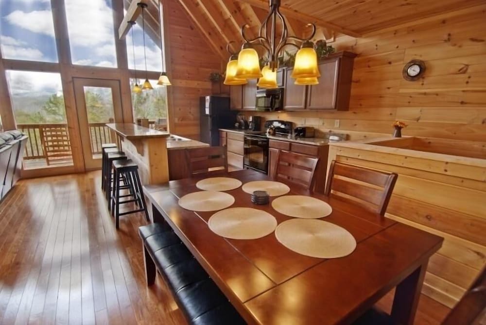 Sleepy Shamrock - 2 Bedrooms, 2 Baths, Sleeps 6 Home by RedAwning