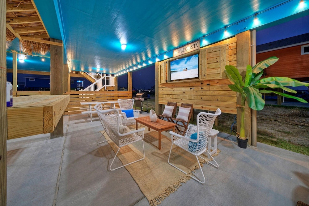 Blutopia by Avantstay Outdoor Lounge w Bar