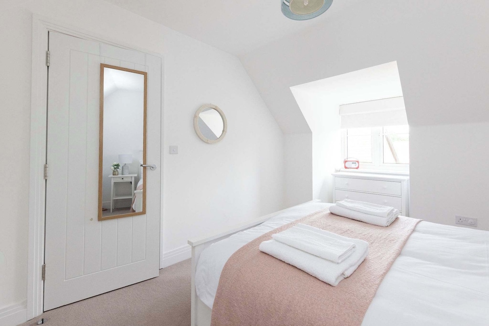 Modern Family Retreat Nr Beaches and Marina