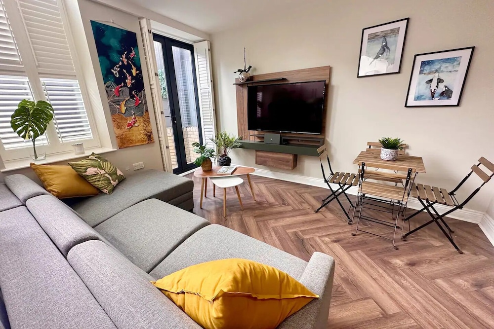 Stylish modern flat in SW London
