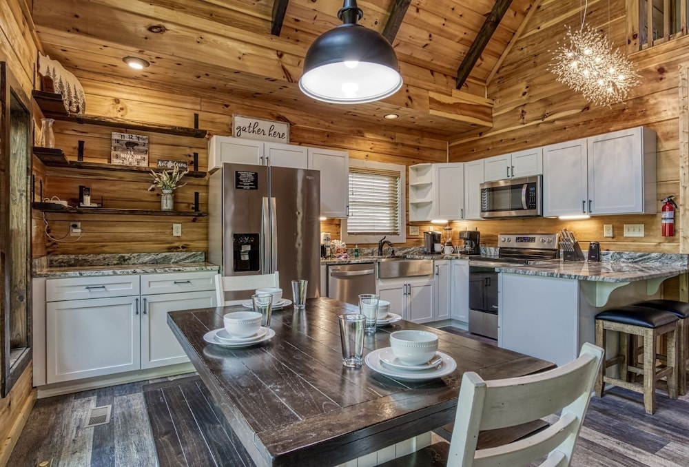 Ern824 - Best Days - Great Location! Close To Town! 2 Bedroom Cabin by RedAwning view 2