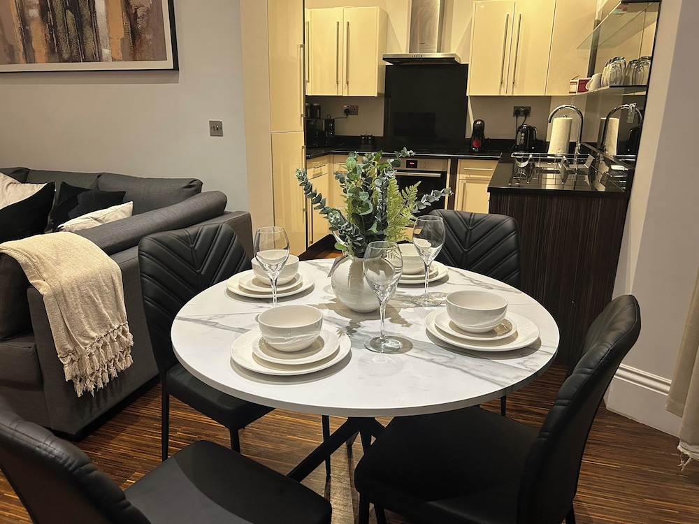 Central Apartment - Sleeps 6 & Near Station