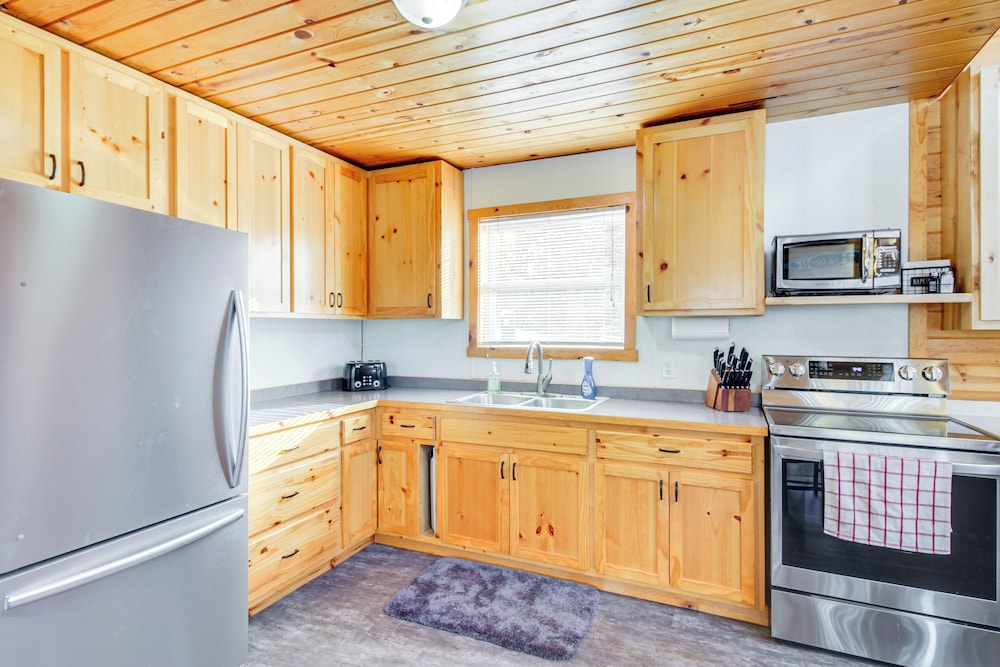 6 Mi to Spider Lake ATV Trails: Cabin w/ Fire Pit