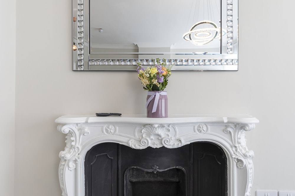 Luxurious Air Conditioned Apt High Street Kensington