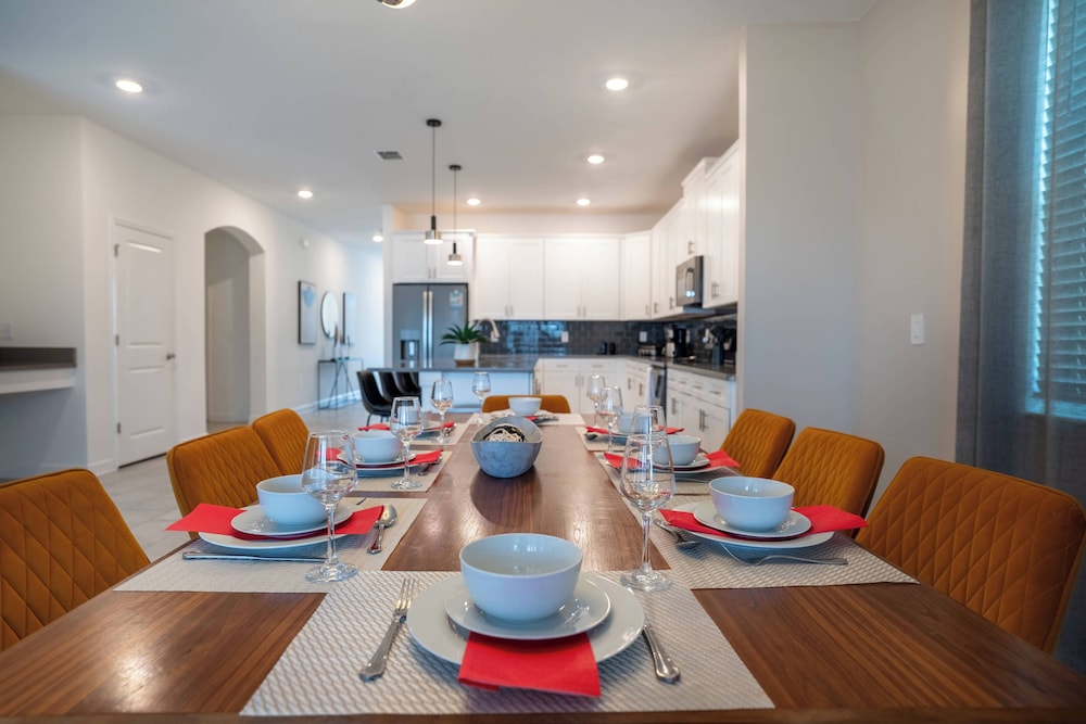 6BR Luxury Pool Home Near Disney Champions