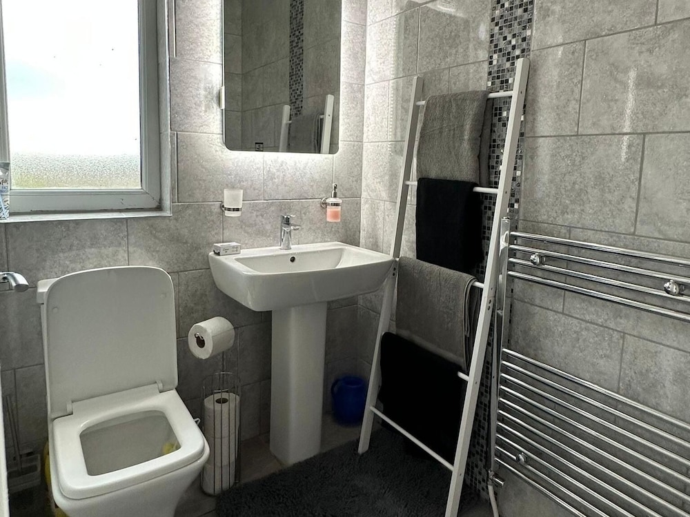 Bradford Vacations - The Hideaway Home BD5 - 2 Bed Lovely Modern House - Property Image 9