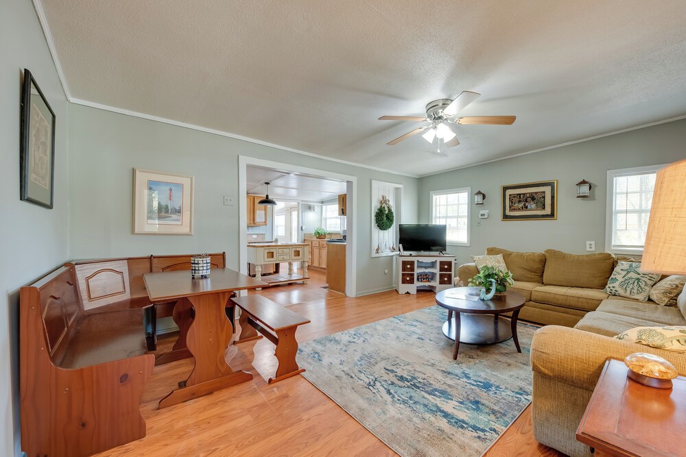 1 Mi to Fishing Pier: Apalachicola Bay Getaway!