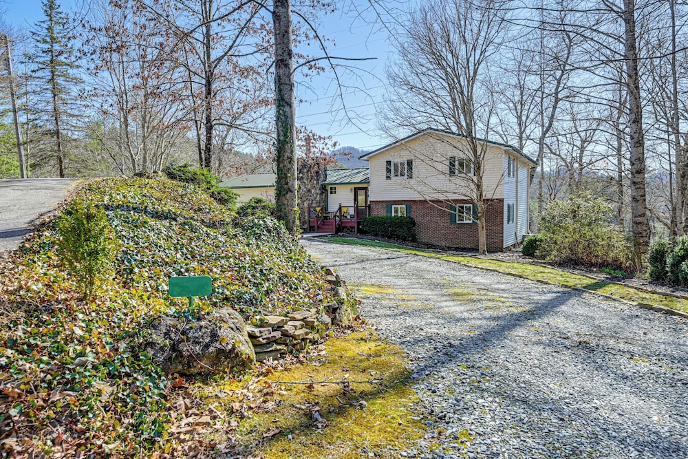 Lakefront Cabin Retreat w/ Dock in Robbinsville!