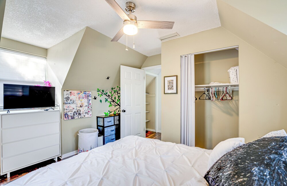 4 Mi to UF: Pet-friendly Home w/ Yard & Deck
