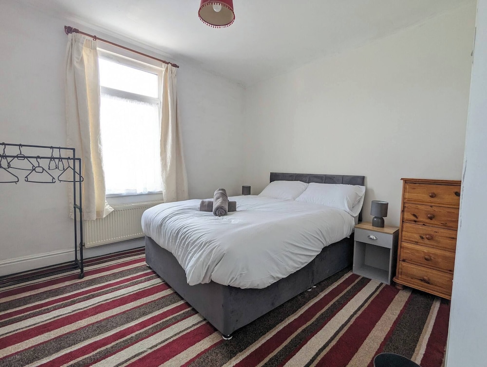 Family-sized Comfort - Walk to Lake & City Centre