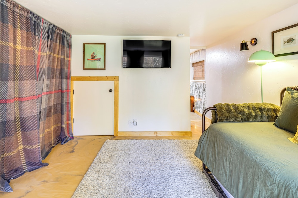 Walk to Golf, Lake: Twain Harte Cabin w/ Fireplace