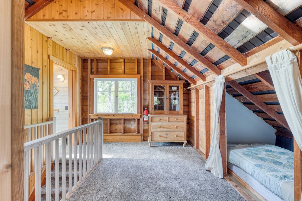 Maxwelton Aerie Bluffside Retreat w/ Sweeping Puget Sound Views + Firepit