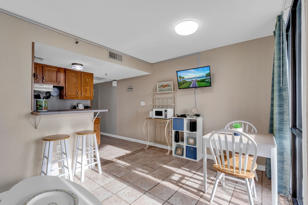 Hosteeva Oceanview Meridian Plaza Condo