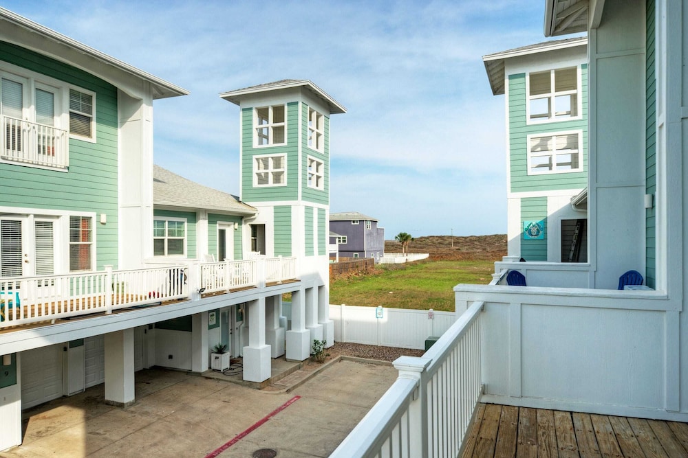 Stylish Condo w/ Pool & Spa Access, Wak to Beach Beach Breeze by Avantstay