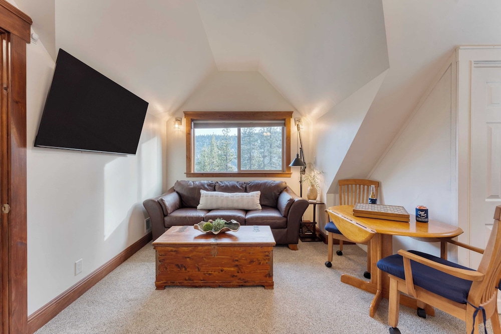Denton by Avantstay Hot Tub, Deck w/ Fire Pit Near Skiing & Lake!
