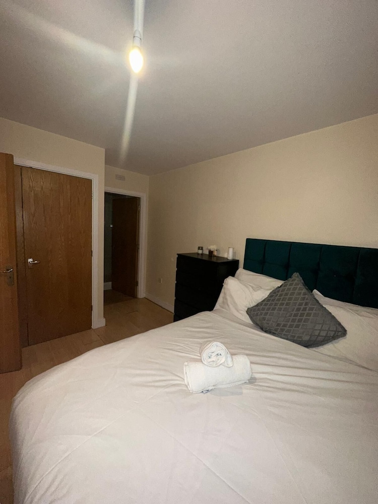 Remarkable 1-bed Apartment in Romford view 3