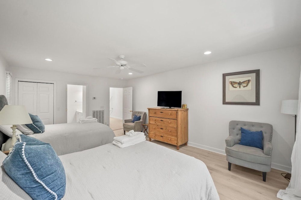723 Seahorse Road - Newly Renovated, 5-bedroom Oceanside Home