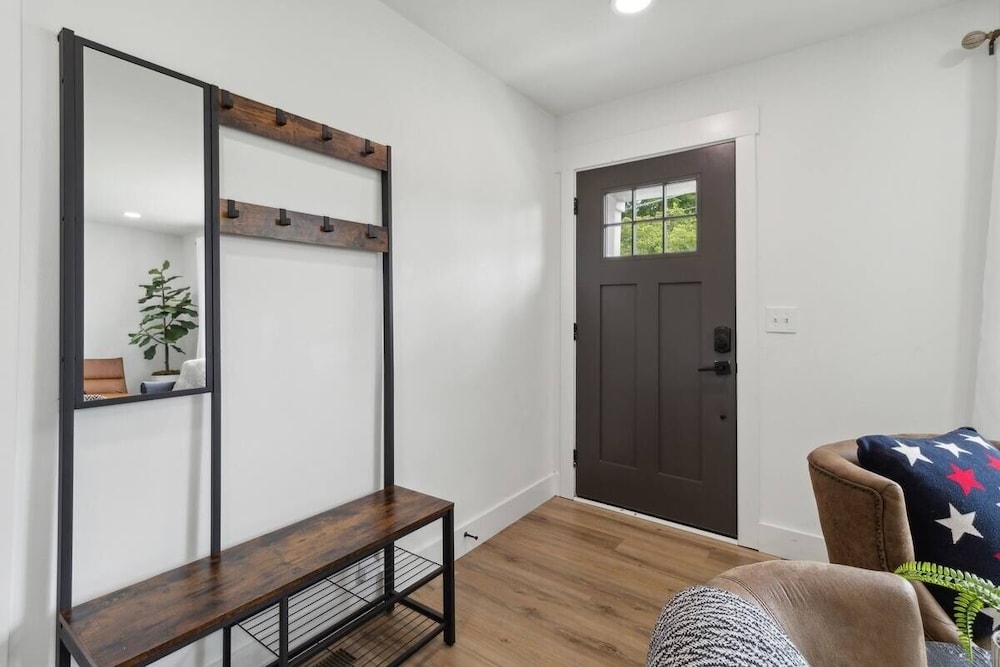 Chic Retreat Near Downtown Nashville 3 Bedroom Home by RedAwning