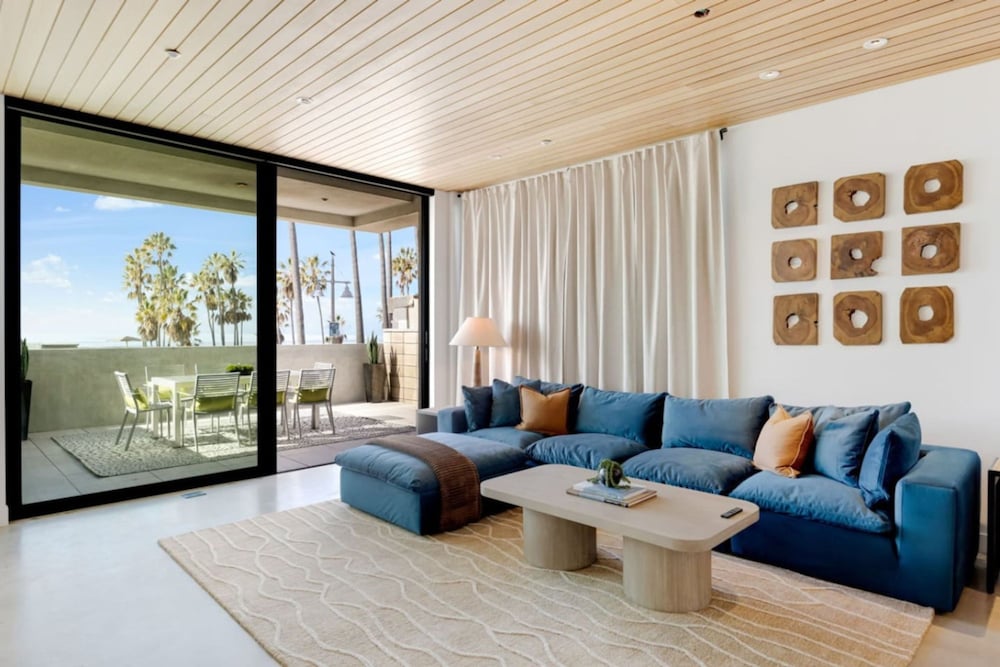 The Santa Monica Sunset - Beachfront Luxury