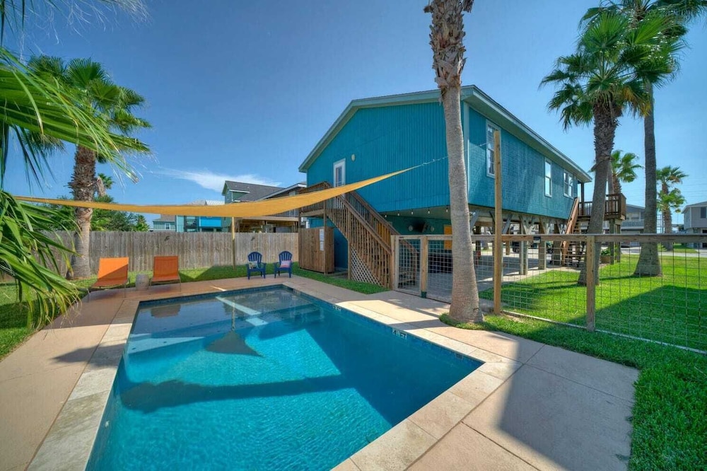 Sleeps 22 2 Homes w/ Private Pool, Game Room, Nature Views 7 BDR Avantstay