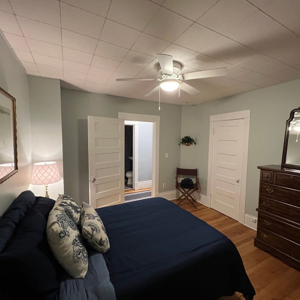 4BR 2BA Home in Charming St Paul - Sleeps 10