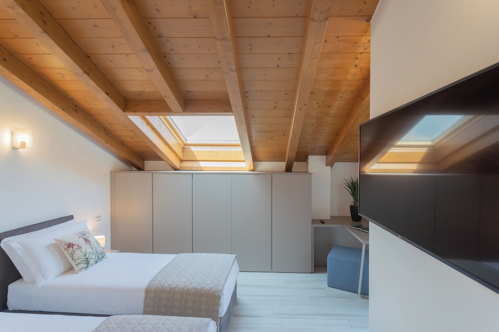 Dream Lake Apartments by Rent all Como