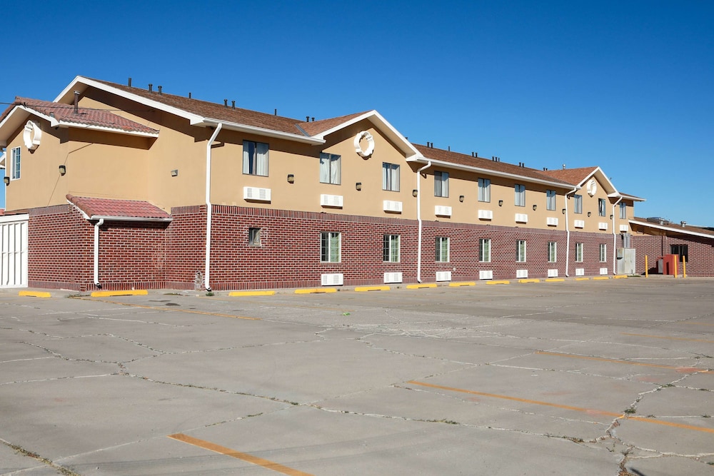 Gallup Vacations - Super 8 by Wyndham Gallup - Property Image 3