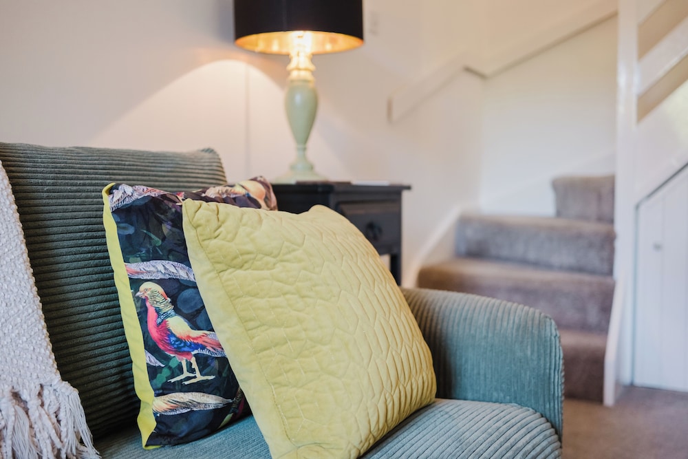 Corner House - Bright 2BD in Cheltenham