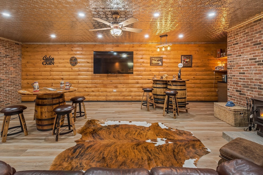 The Bigwood Cabin by Avantstay Hot Tub Firepit Pool Table Private Yard