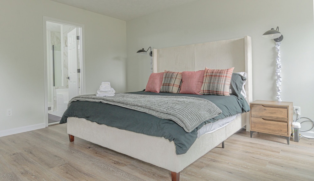 6-Bed Artistic Home with Game room
