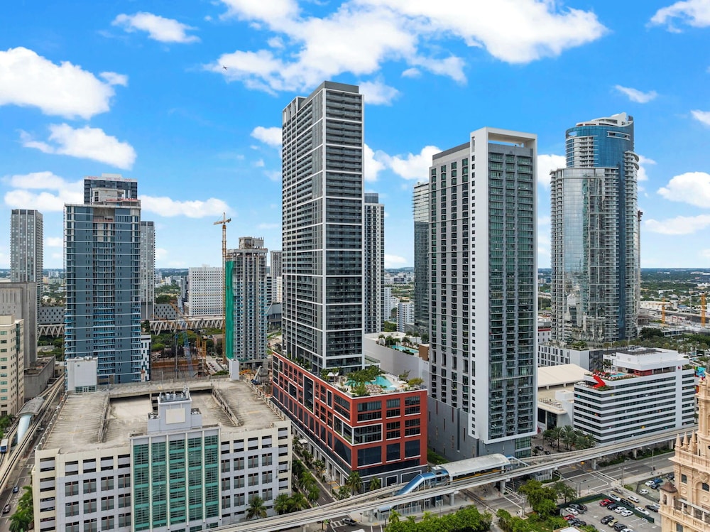Lux Studio W City Views and Pool