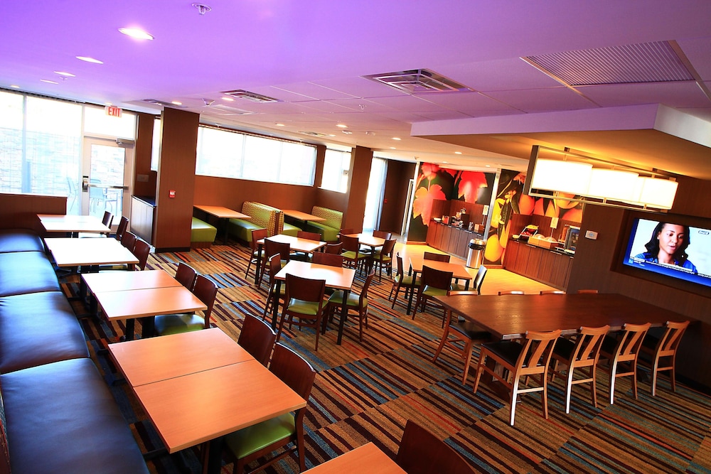 London Vacations - Fairfield Inn  Suites by Marriott London - Property Image 6