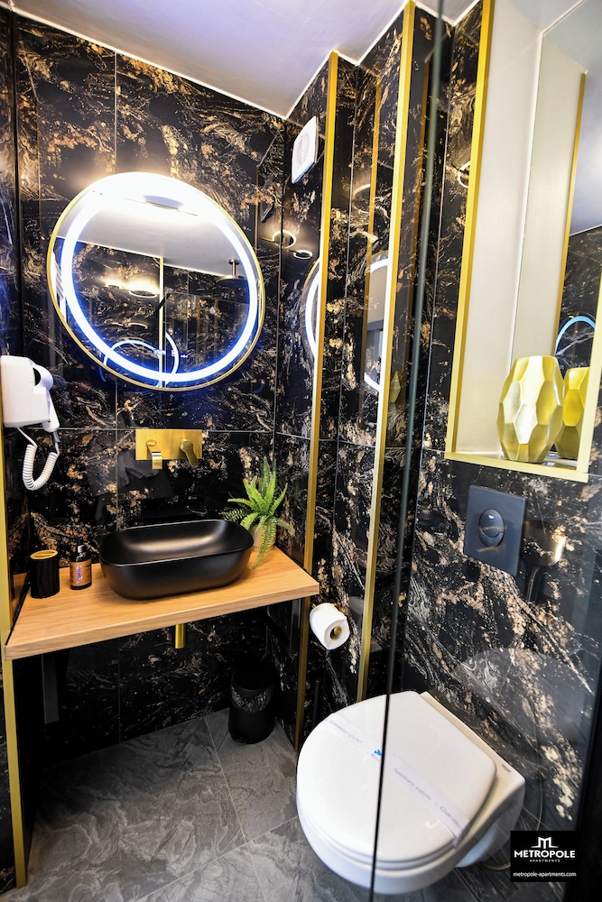 Metropole Apartments Central City