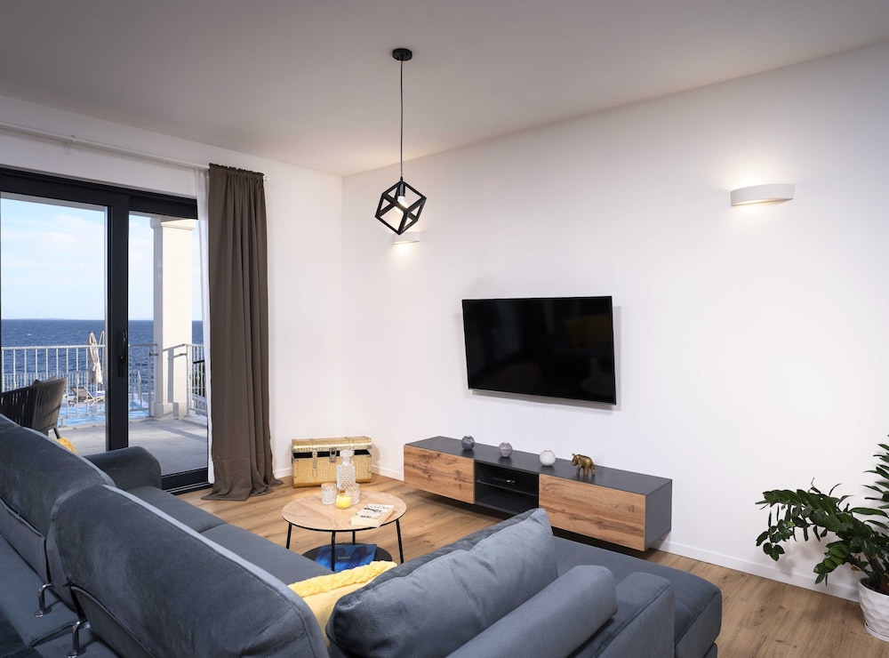 Sunlit Shores Beach Villa With Pool, Gym and Sauna