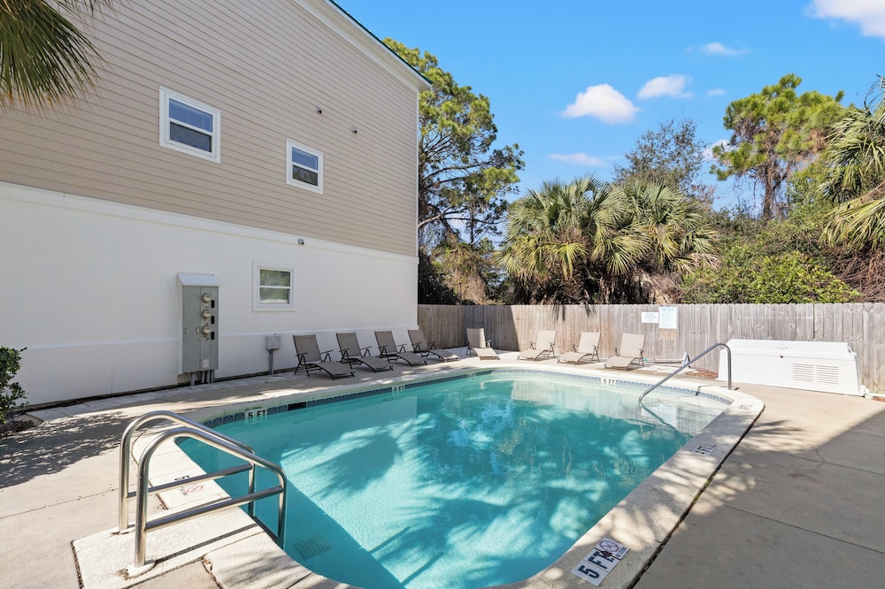 Sailors Cove: 5-bedroom, 4.5 Baths, Sleeps 12! Steps Away From the Beach!