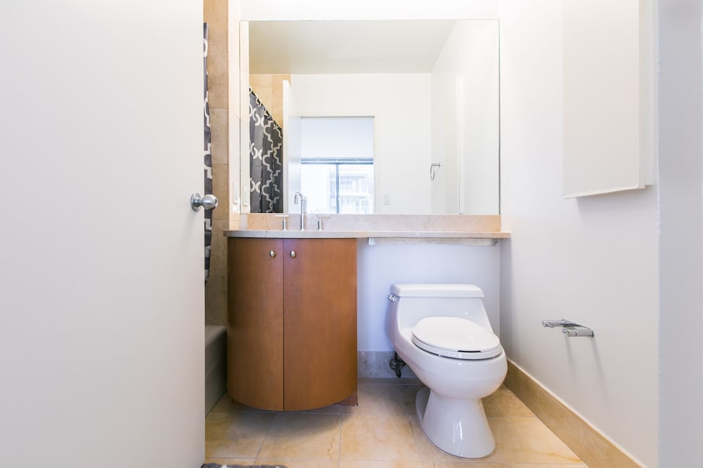 Bright 2 Bedrooms 2 Bathrooms Unit With Balcony