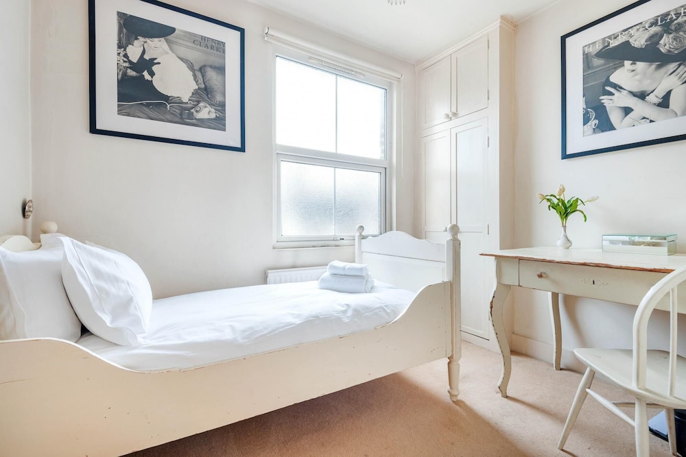 Traditional London Townhouse Close to Battersea Park by Underthedoormat photo 3