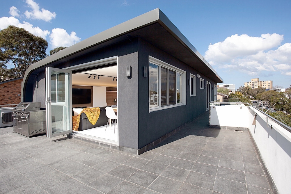 Perfect Located 2-bed With Spacious Balcony & BBQ