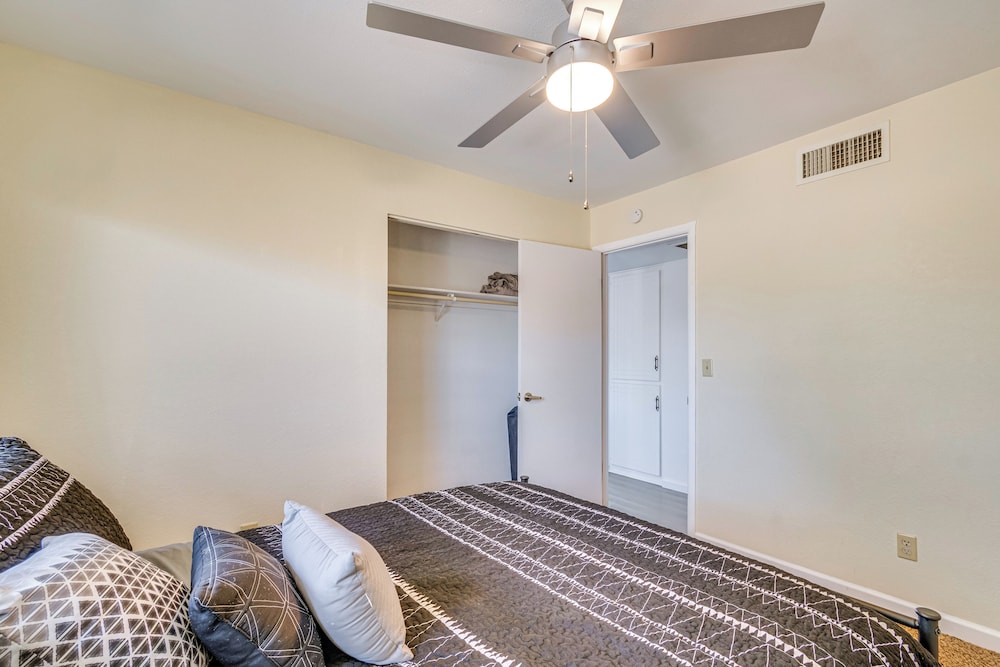 2 Mi to Lake Havasu: Pet-friendly Home