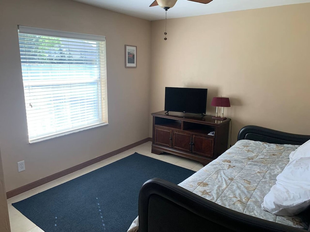 King BED Hottub Palm Coast