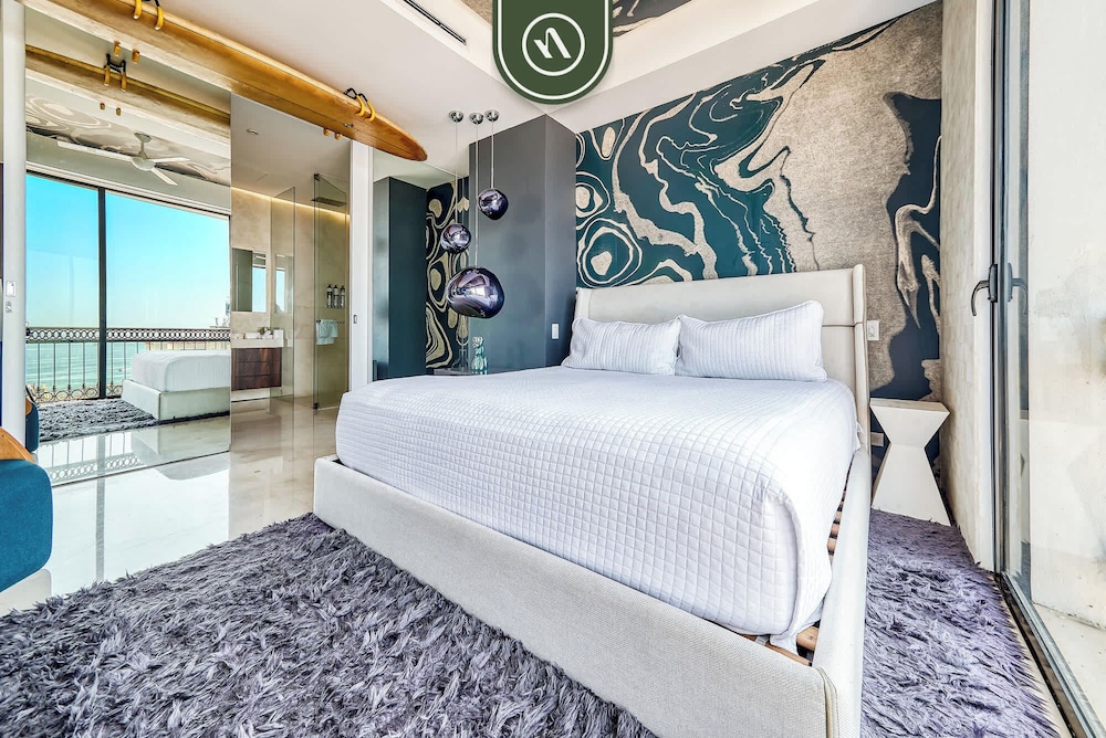 Luxury Corner Unit With Breataking Ocean Views
